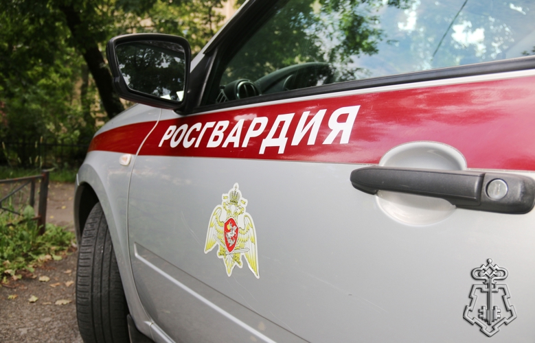 В Брянске сотрудники Росгвардии предотвратили нападение мужа на жену