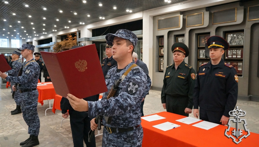 Сотрудники вневедомственной охраны Росгвардии торжественно приняли присягу в Брянске