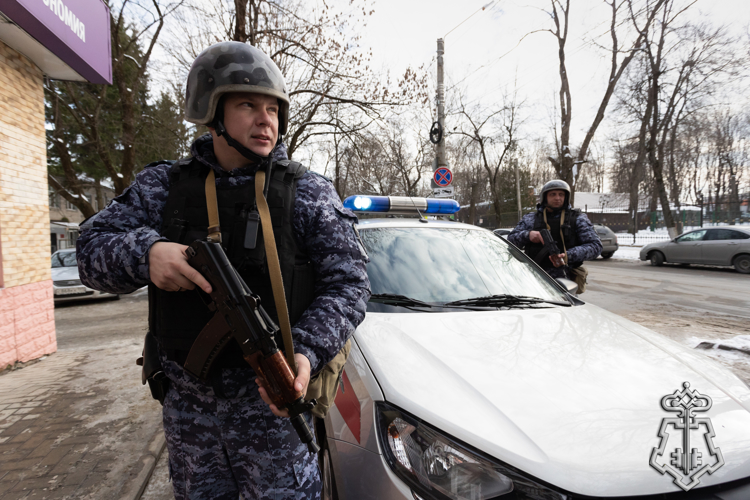 Росгвардейцы задержали подозреваемых в краже в крупном торговом центре Брянска