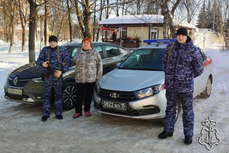 РОСГВАРДЕЙЦЫ помогли автоледи , оказавшейся в сложной ситуации из-за непогоды