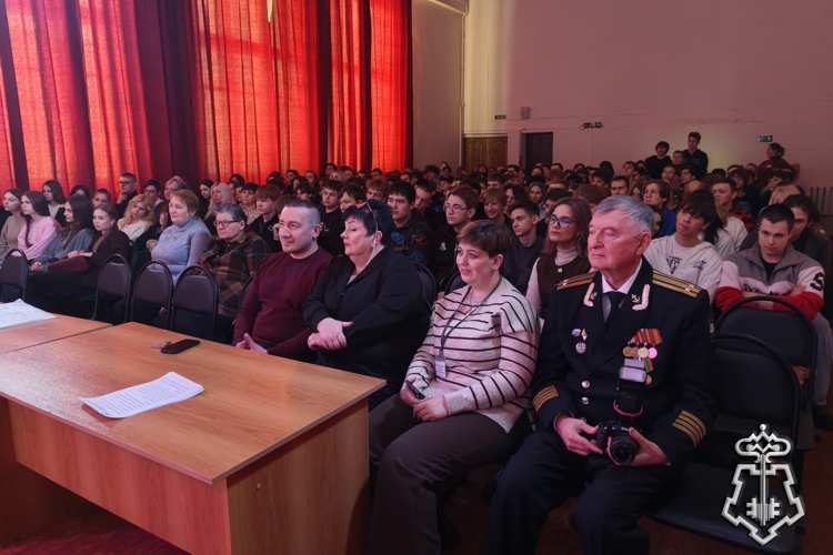 В рамках акции «Дни Росгвардии» офицеры вневедомственной охраны Росгвардии встретились с учащимися колледжа