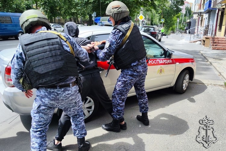 В Брянске сотрудники Росгвардии задержали мужчину, который незаконно проник в дачный дом