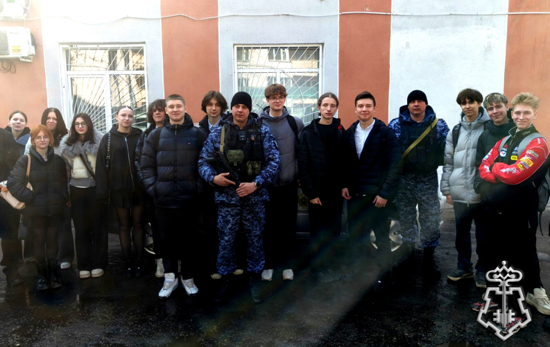 Росгвардейцы провели день открытых дверей для брянских школьников