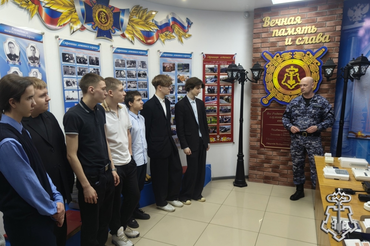 Росгвардейцы провели день открытых дверей для брянских школьников