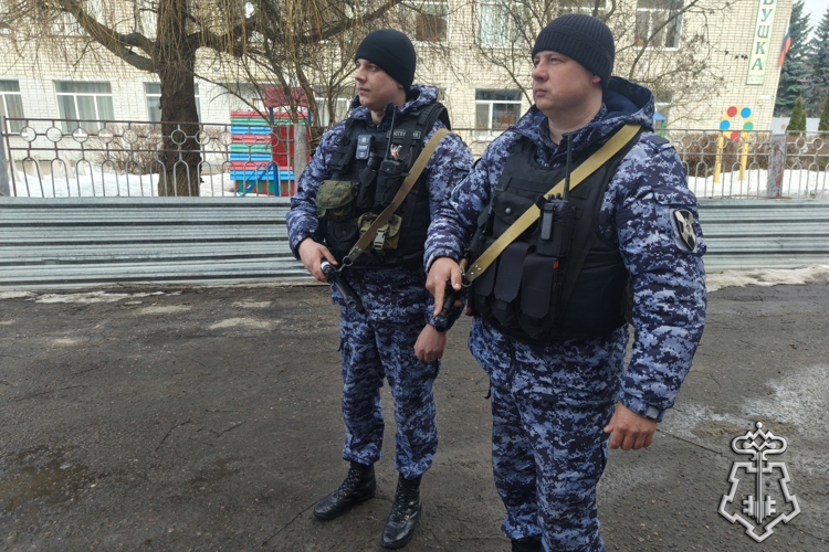 В Брянске росгвардейцы по горячим следам задержали карманного вора