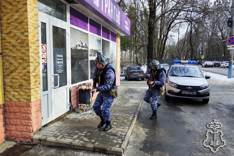 В Брянске сотрудники вневедомственной охраны Росгвардии задержали мужчину, пытавшегося расплатиться в магазине билетом банка приколов