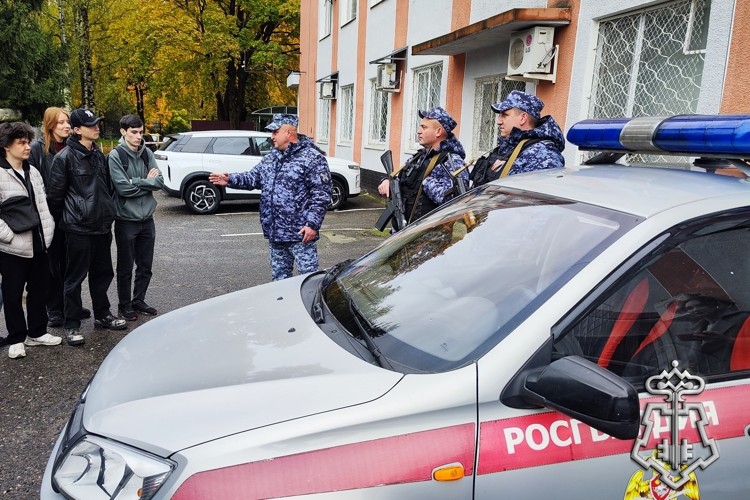 Брянские студенты и школьники побывали в гостях у вневедомственной охраны Росгвардии