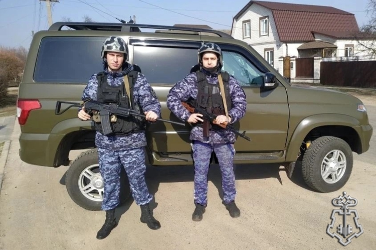 Сотрудники Росгвардии оказали помощь водителю, пострадавшему в результате атаки дрона ВСУ в Брянской области