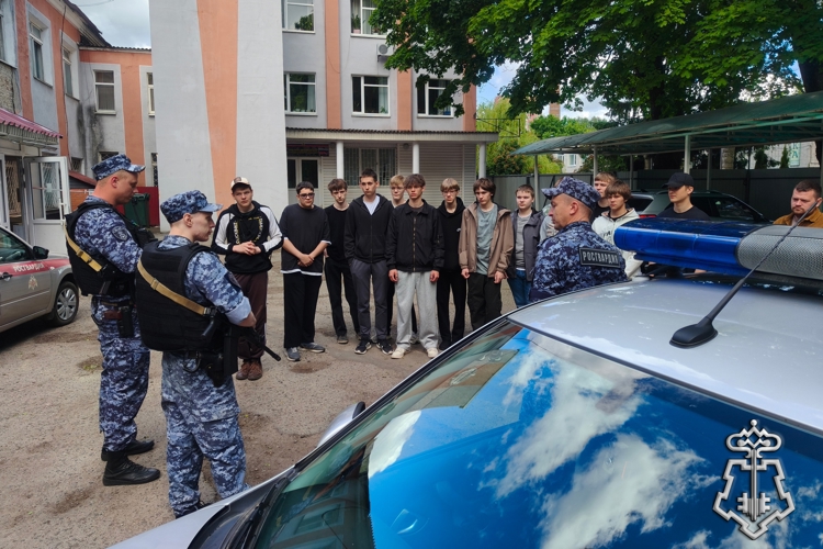 Росгвардейцы провели день открытых дверей для брянских школьников