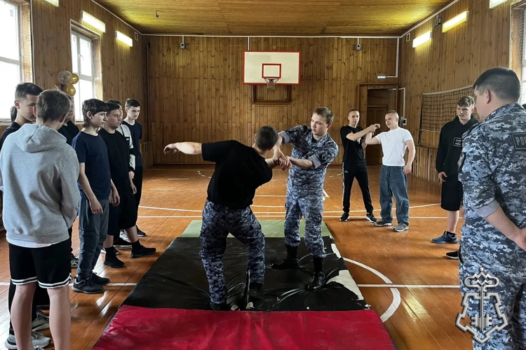 Росгвардейцы провели занятие по основам самообороны для школьников