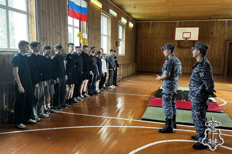 Росгвардейцы провели занятие по основам самообороны для школьников
