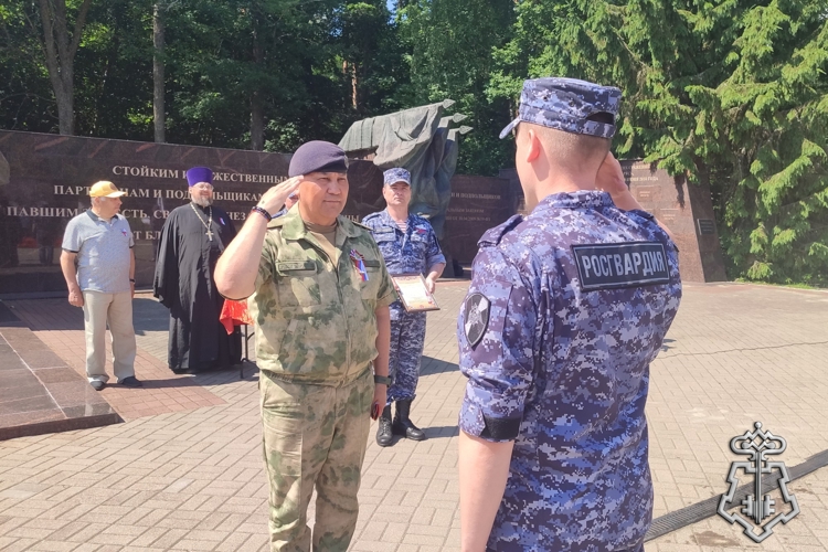 В Брянске росгвардейцы провели патриотическую акцию ко Дню России