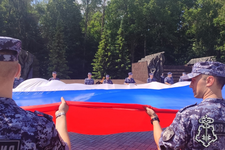 В Брянске росгвардейцы провели патриотическую акцию ко Дню России