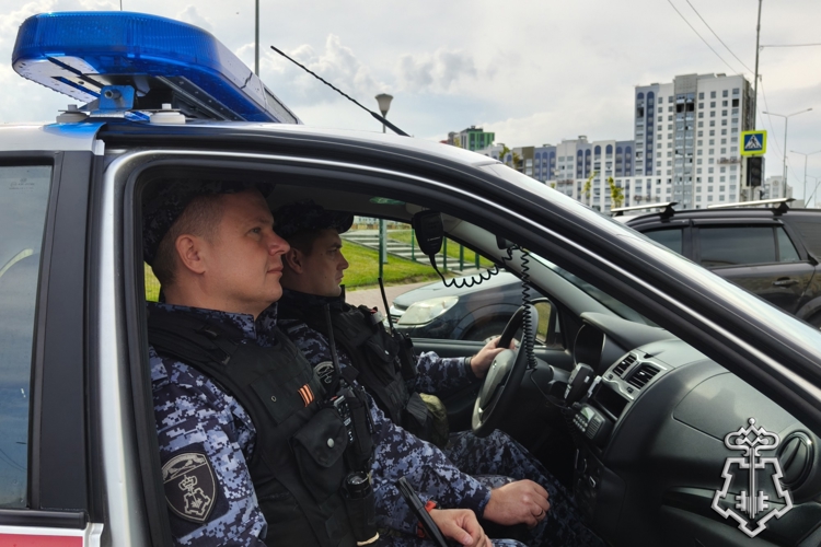 В минувшие выходные в Брянске сотрудники Росгвардии задержали двух человек, подозреваемых в совершении преступлений