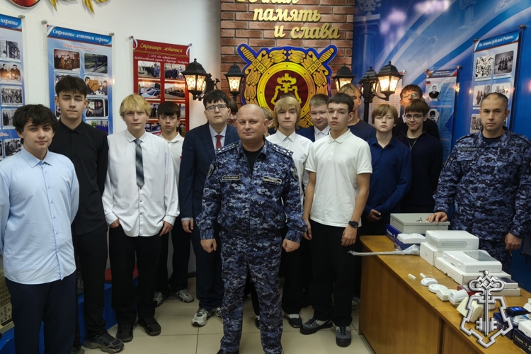 Росгвардейцы провели урок правовой грамотности и профориентации для школьников Брянска