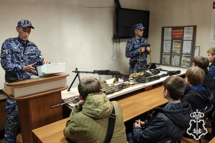 Росгвардейцы провели урок правовой грамотности и профориентации для школьников Брянска