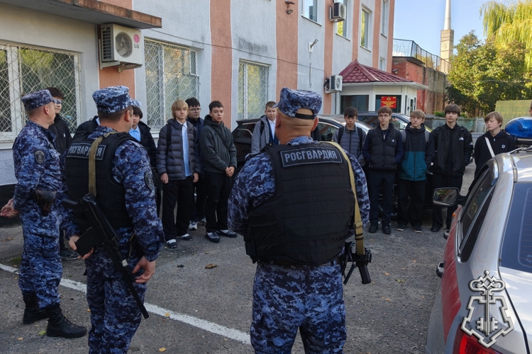 Росгвардейцы провели урок правовой грамотности и профориентации для школьников Брянска